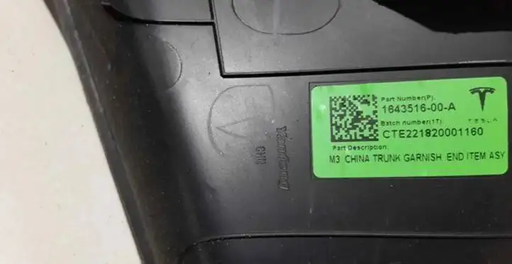 Tesla Model 3 (2017 - 2023) 164351600A Задняя боковая обшивка салона — фото 3