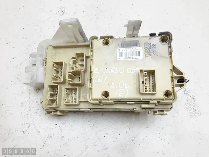 Toyota Corolla Verso AR10 (2004 - 2009) 892210f010 Блок предохранителей — фото 1