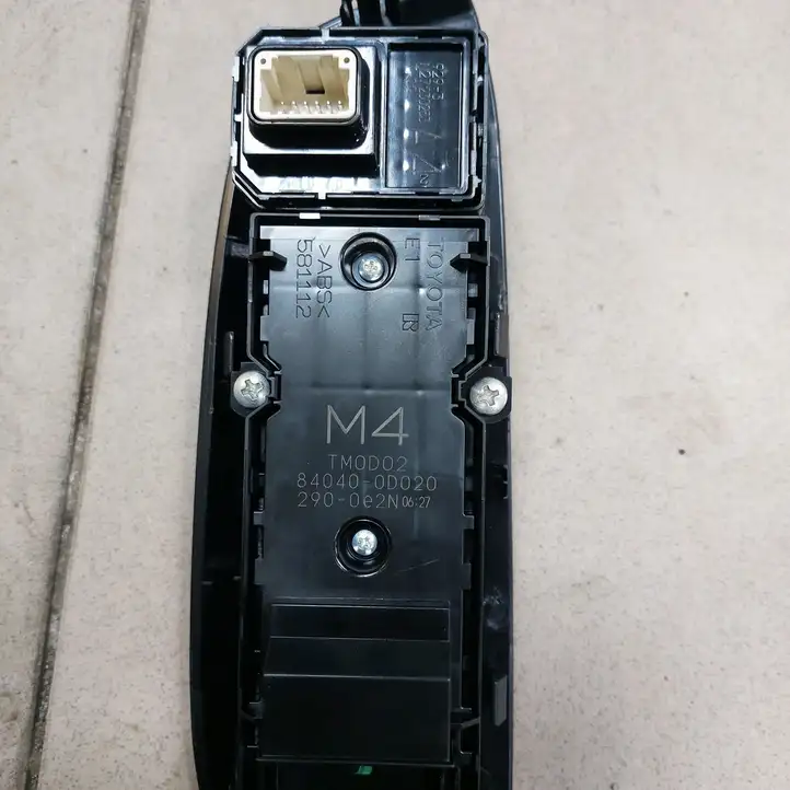 Toyota Yaris XP210 (2020 - ) 840400D020 Блок кнопок стеклоподъемников — фото 4