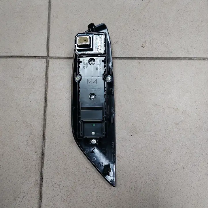 Toyota Yaris XP210 (2020 - ) 840400D020 Блок кнопок стеклоподъемников — фото 8