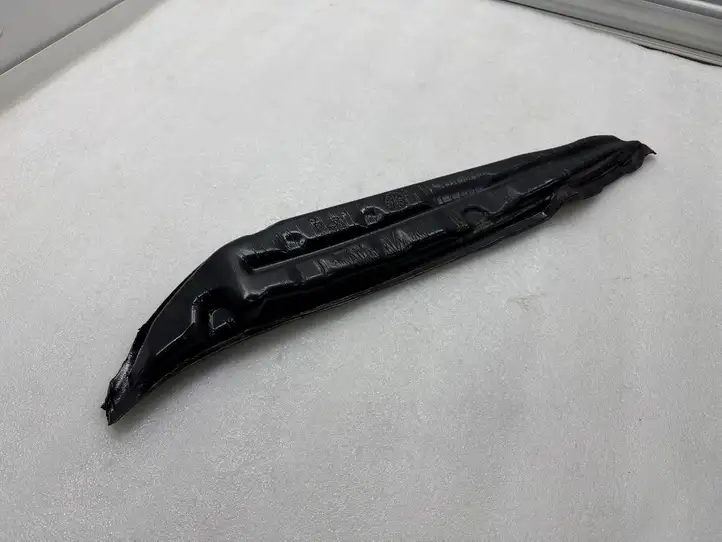 Tesla Model S (2012 - 2016) 105042000A Абсорбер крыла — фото 1