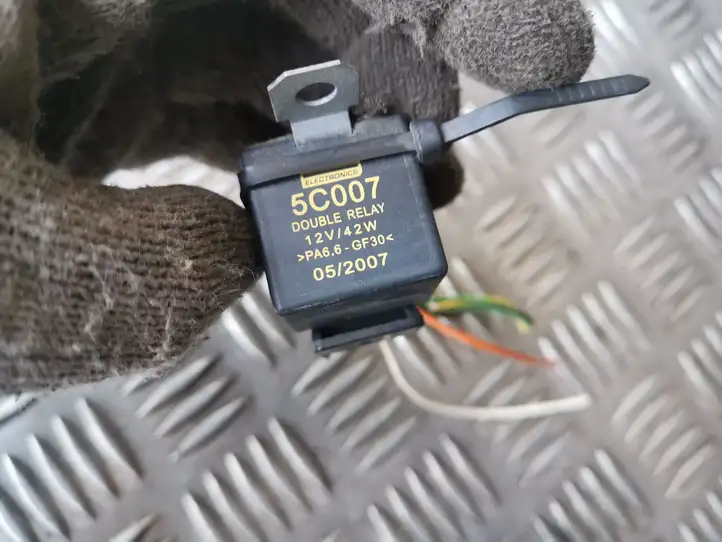 Audi A4 S4 B6 8E 8H (2000 - 2006) 5C007 Реле крюка для прицепа — фото 2