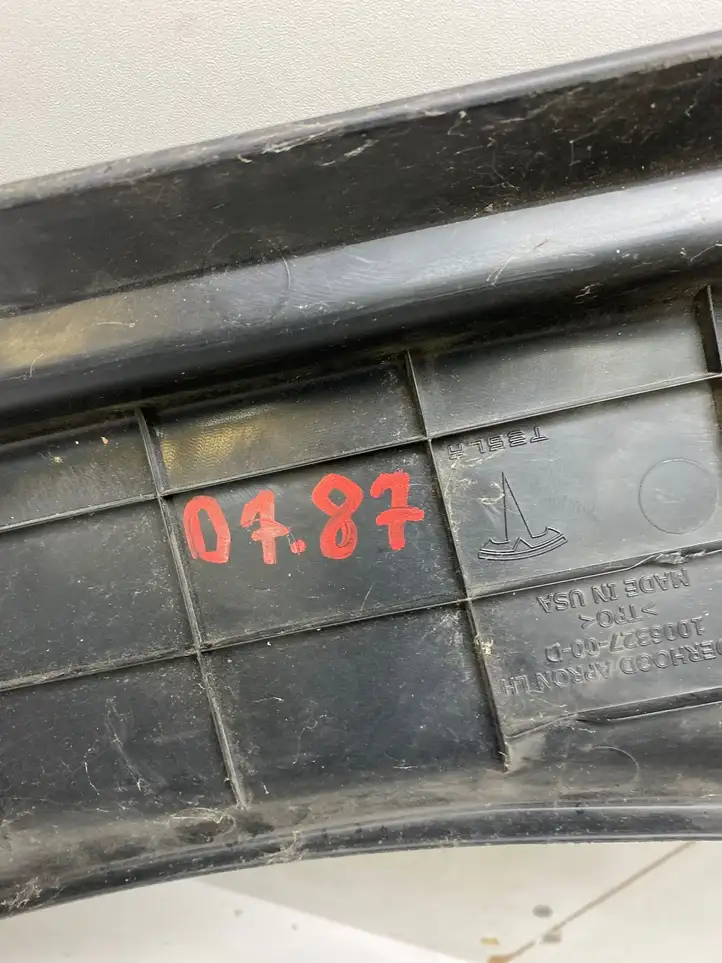 Tesla Model S (2016 - 2021) 100632700D Обшивка бардачка — фото 3