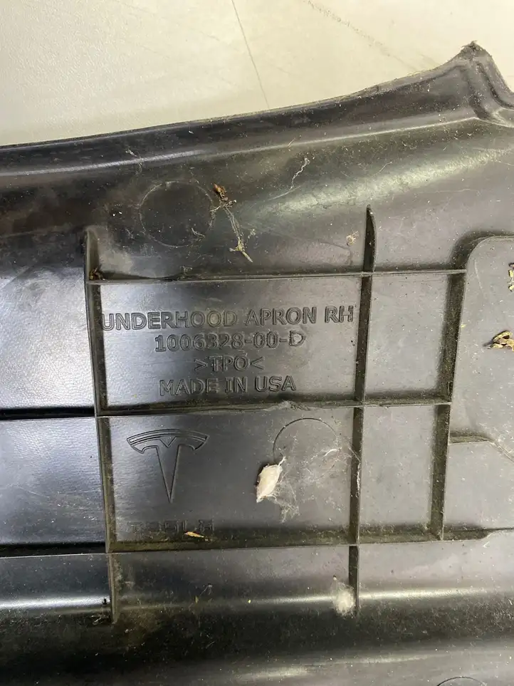 Tesla Model S (2016 - 2021) 100632800D Обшивка бардачка — фото 4