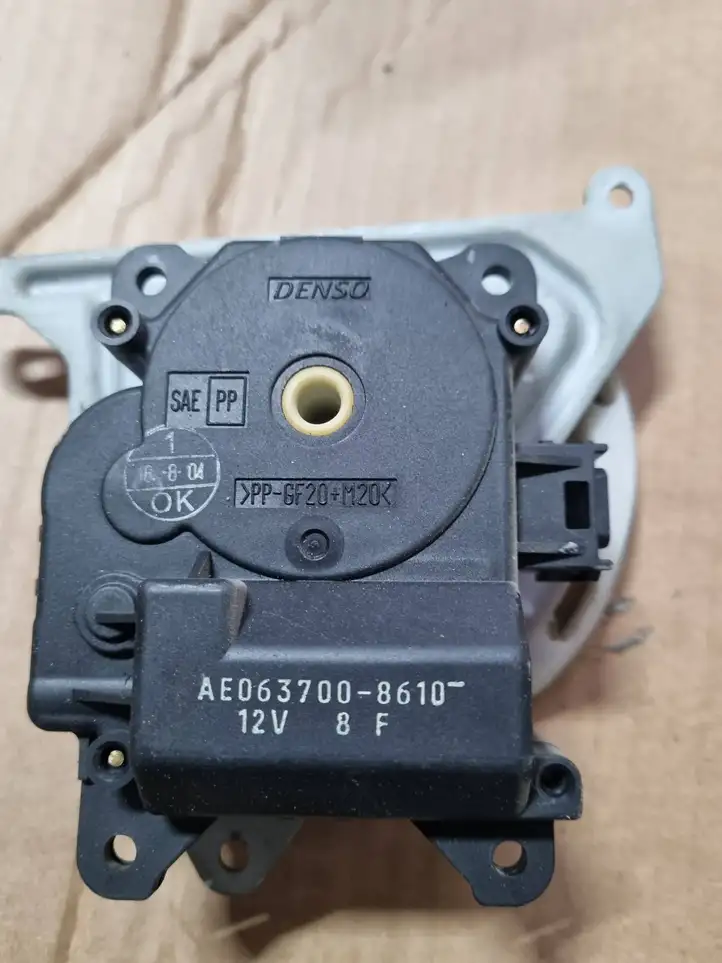 Toyota Corolla Verso AR10 (2004 - 2009) AE0637008610 Двигатель задвижки потока воздуха — фото 3