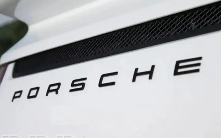 Porsche Panamera (970) (2013 - 2016) Эмблема производителя — фото 2