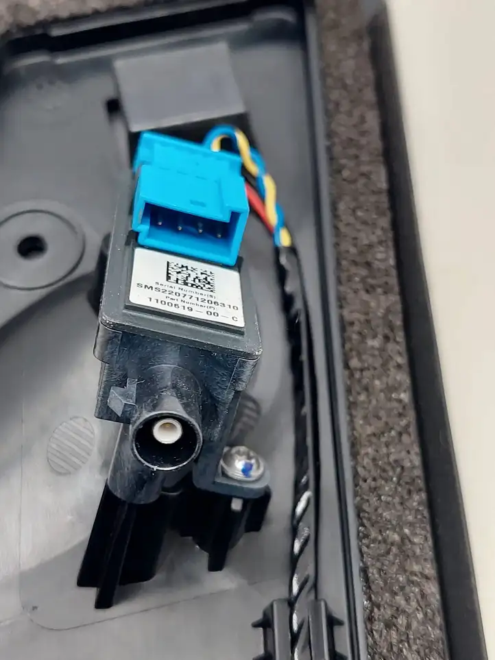 Tesla Model 3 (2017 - 2023) S22090047220 Верхняя обшивка стойки B — фото 4