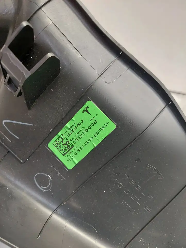 Tesla Model 3 (2017 - 2023) 164351600A Задняя боковая обшивка салона — фото 6