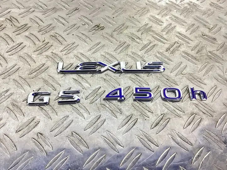 Lexus CT 200H (2010 - 2013) Эмблема производителя — фото 1