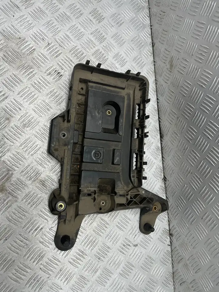 Volkswagen Tiguan (2007 - 2011) 1K0915333 Площадка аккумулятора — фото 1