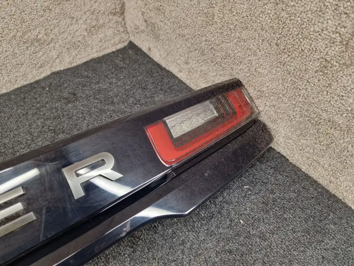 Land Rover Range Rover Velar (2017 - ) J8A213192BE Задний фонарь в крышке багажника — фото 7