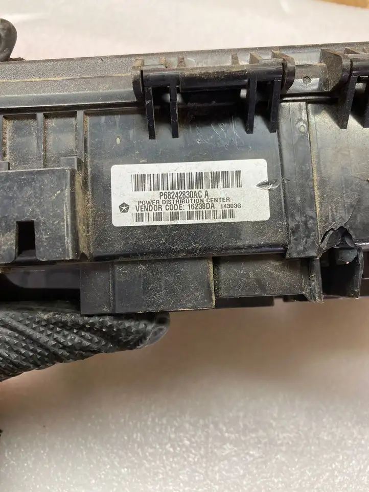 Dodge Durango (2013 - ) P68242830AC Блок предохранителей — фото 3