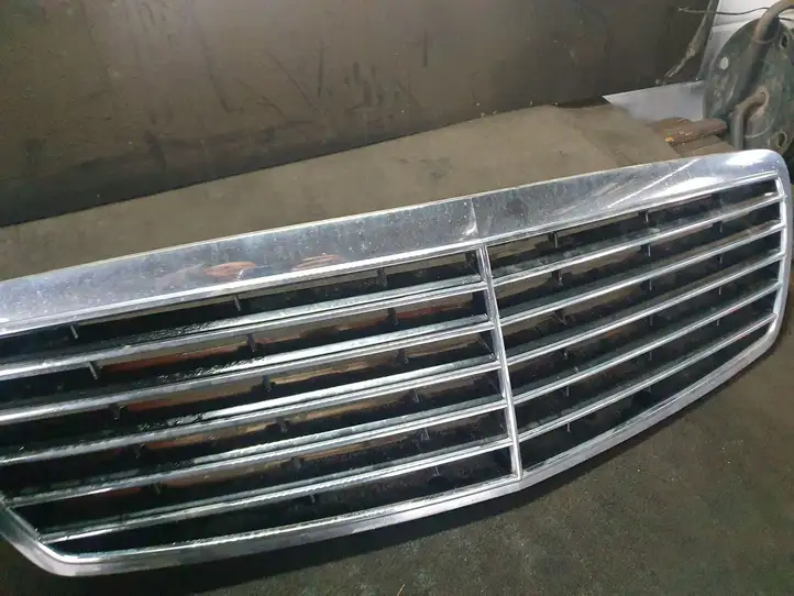Mercedes-Benz E W211 (2002 - 2009) A2118800583 Передняя решетка — фото 6