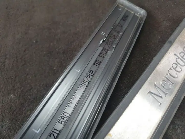 Mercedes-Benz E W211 (2002 - 2009) A2116801335 Внутренняя отделка переднего порога — фото 14
