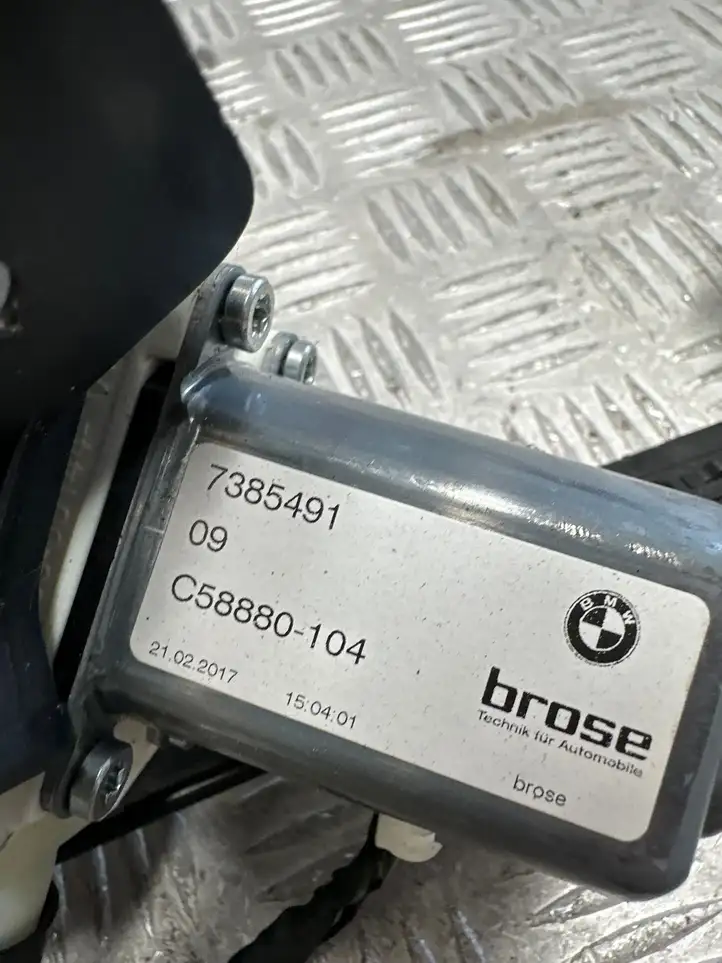 BMW 5 G30 G31 (2016 - ) 7385491 Механизм шторки багажника — фото 3