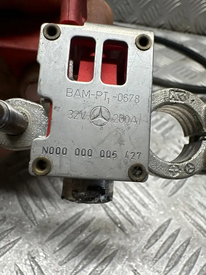 Mercedes-Benz E W212 (2009 - 2016) A2044402613 Плюсовой провод аккумулятора — фото 3