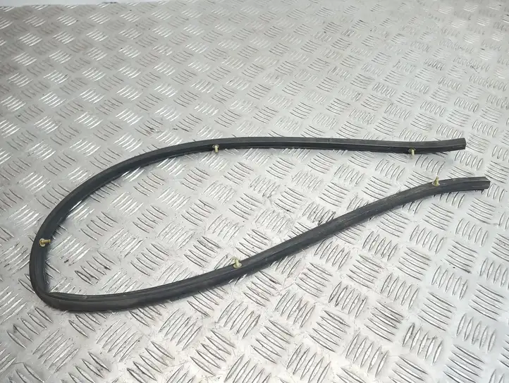 Toyota Yaris (2003 - 2005) Уплотнитель подкапотного пространства — фото 1