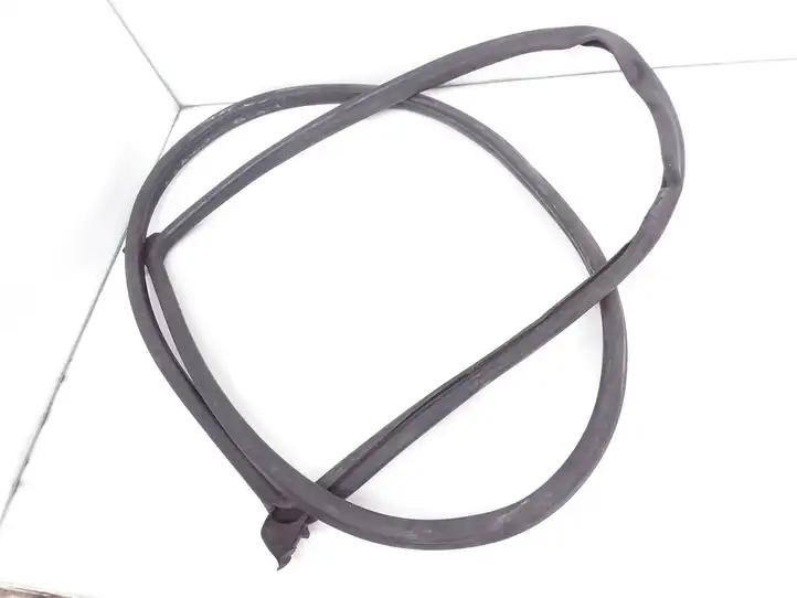 Volkswagen Touareg I (2002 - 2010)  7L6823707B Уплотнитель моторного отсека