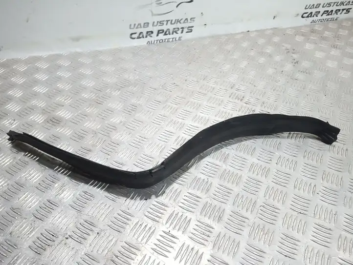 Mercedes-Benz C W204 (2007 - 2014)   Уплотнитель моторного отсека