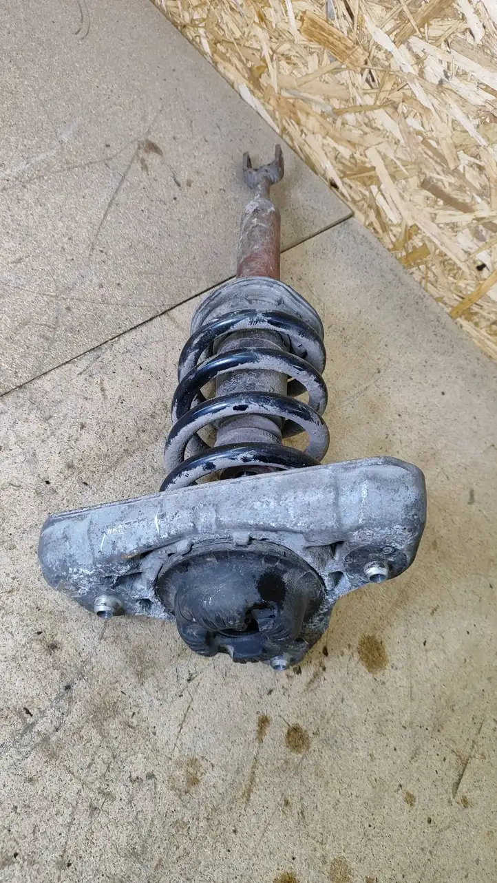 Audi A4 (2000 - 2006)   Передний амортизатор с пружиной