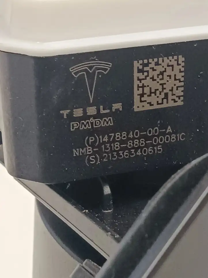 Tesla Model 3 (2017 - 2023) 147884000A Крышка зарядного разъема — фото 4