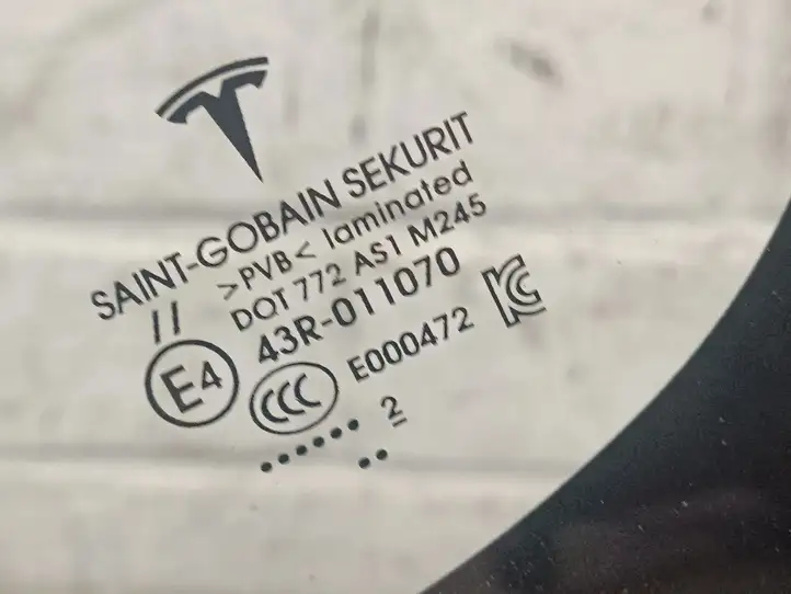 Tesla Model 3 (2017 - 2023) 43R011070 Переднее стекло — фото 2