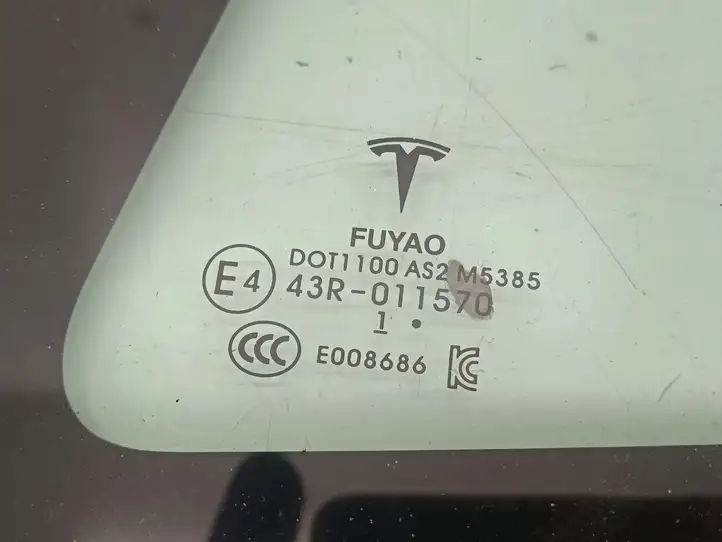 Tesla Model 3 (2017 - 2023) 43R011570 Заднее боковое стекло — фото 2