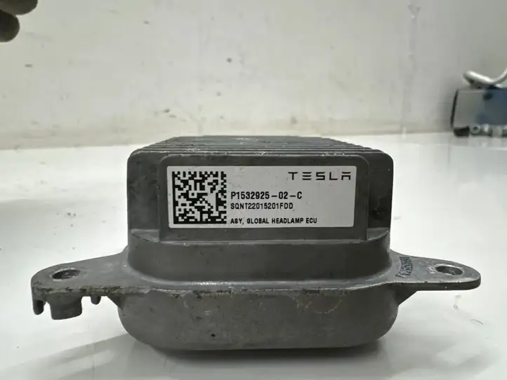 Tesla Model 3 (2017 - 2023) P153292502C Блок управления светом — фото 3