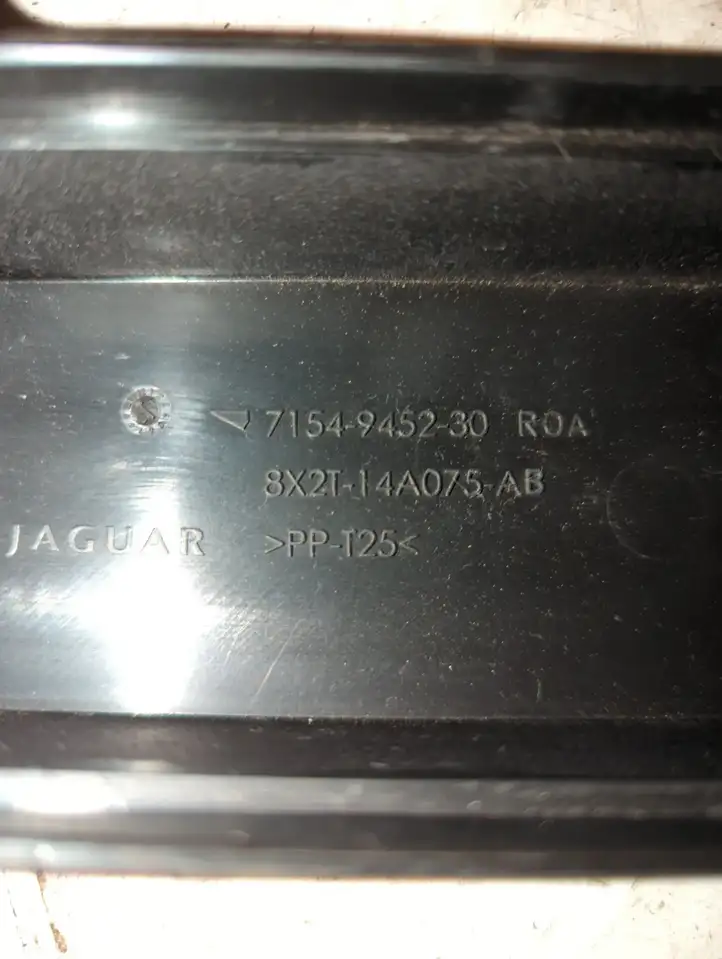 Jaguar XF X250 (2007 - 2015) 8X2T14A075AB Крышка ящика предохранителей — фото 2