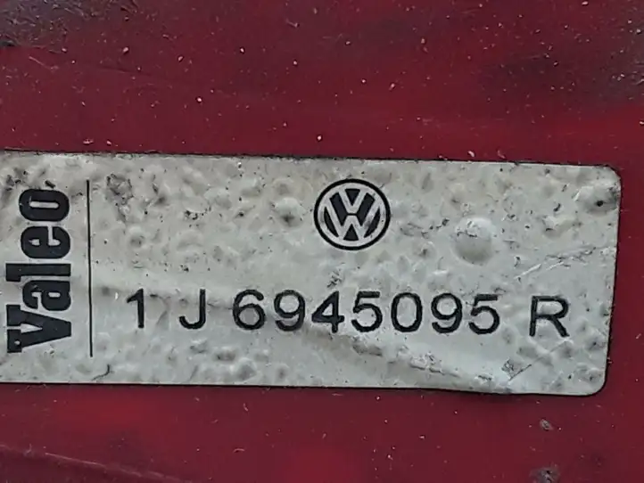 Volkswagen Golf IV (1998 - 2005) 1J6945095R Задний фонарь в кузове — фото 2
