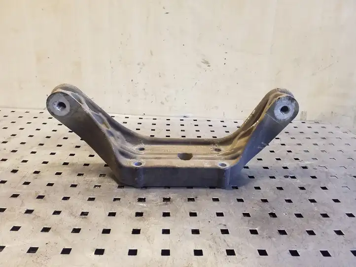 Land Rover Freelander 2 - LR2 (2006 - 2010) 6527110600 Кронштейн заднего редуктора — фото 1