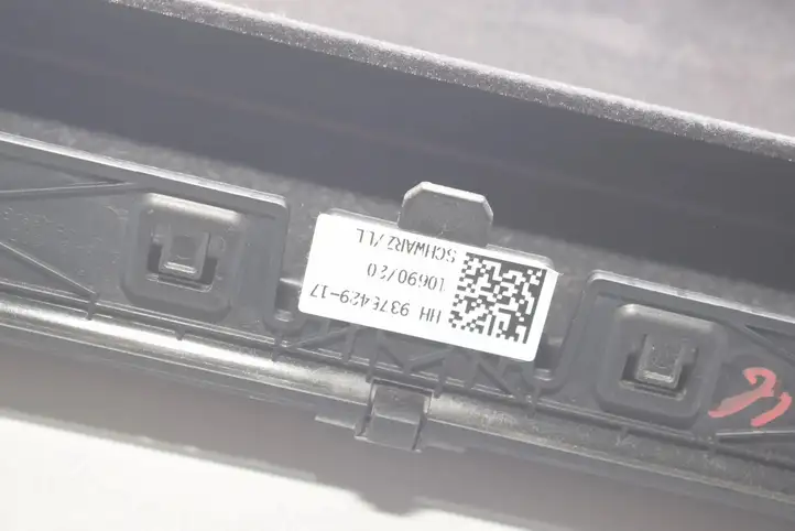 BMW 5 G30 G31 (2016 - ) 9375429 Крышка бардачка — фото 2