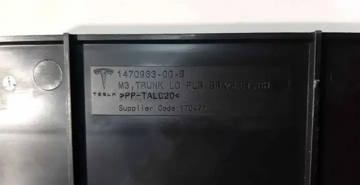 Tesla Model 3 (2017 - 2023) 147096300B Прочие детали салона — фото 3