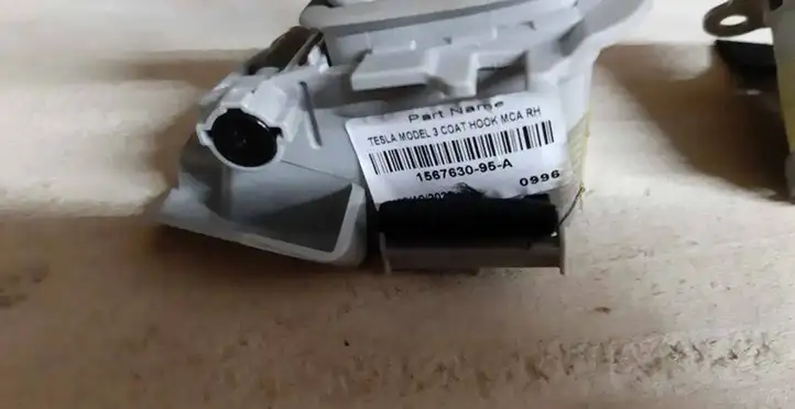 Tesla Model 3 (2017 - 2023) 156763095A Прочие детали салона — фото 4