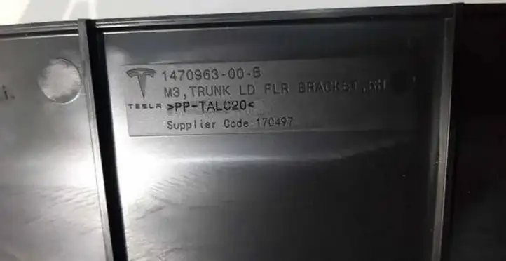 Tesla Model 3 (2017 - 2023) 147096300B Прочие детали салона — фото 3