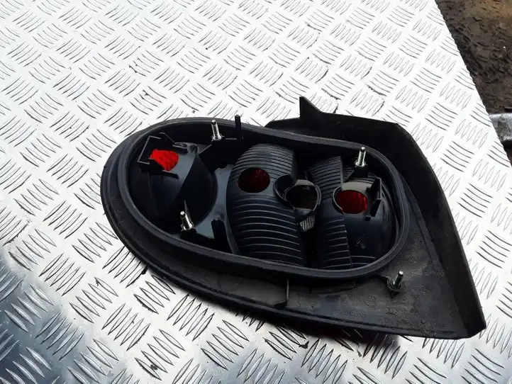 Renault Megane I (1995 - 2002) 7700830098 Задний фонарь в кузове — фото 2