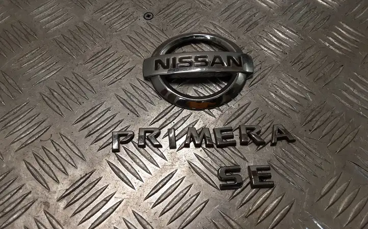 Nissan Primera (2001 - 2008) 90890AU200 Эмблема производителя — фото 1