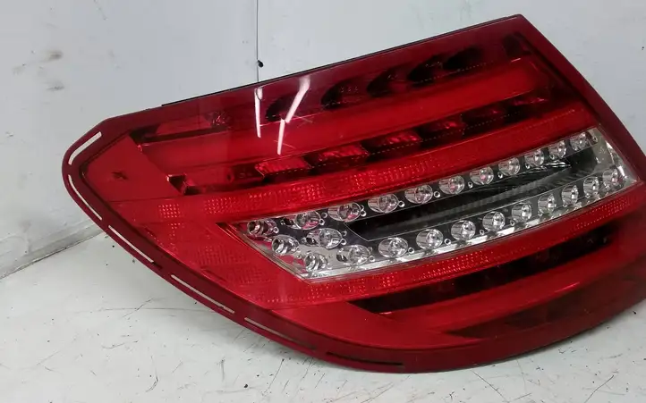 Mercedes-Benz C W204 (2007 - 2014) 2048205464 Задний фонарь в кузове — фото 2