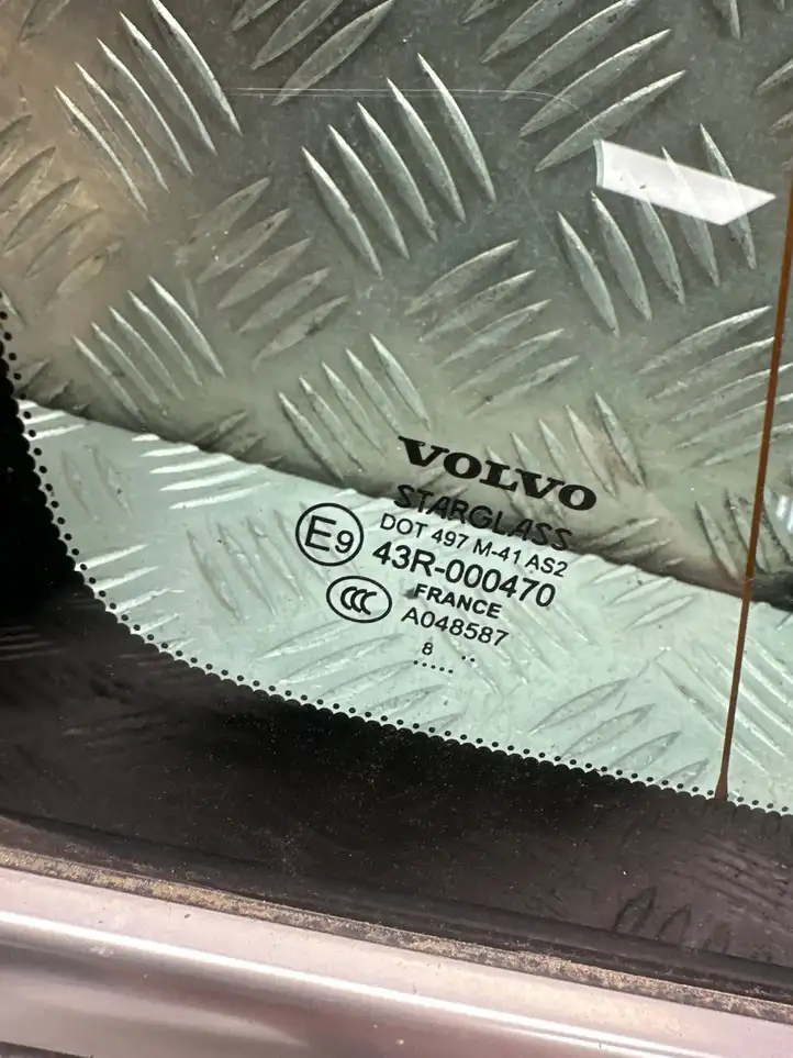 Volvo XC60 (2008 - 2013) 43R000470 Заднее боковое стекло — фото 3