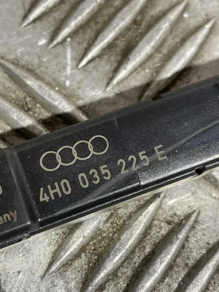 Audi A8 S8 D4 4H (2010 - 2014) 4H0035225E Усилитель антенны — фото 3