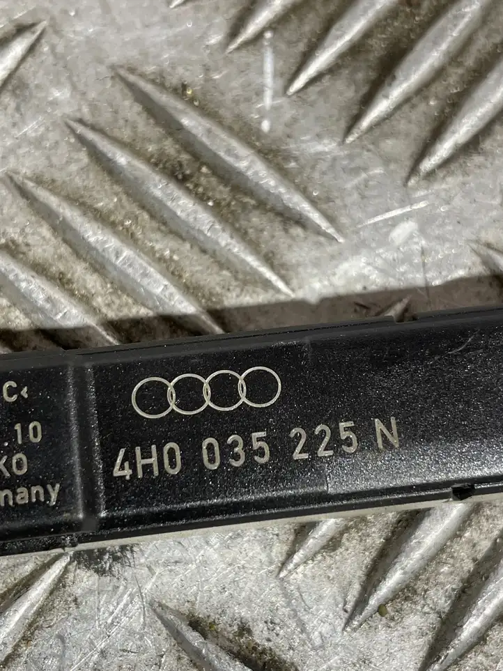 Audi A8 S8 D4 4H (2010 - 2014) 4H0035225N Усилитель антенны — фото 3