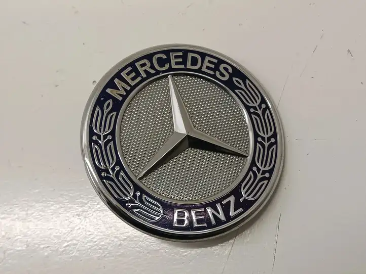 Mercedes-Benz E A207 (2010 - 2017) 2078170316 Эмблема автомобиля — фото 1