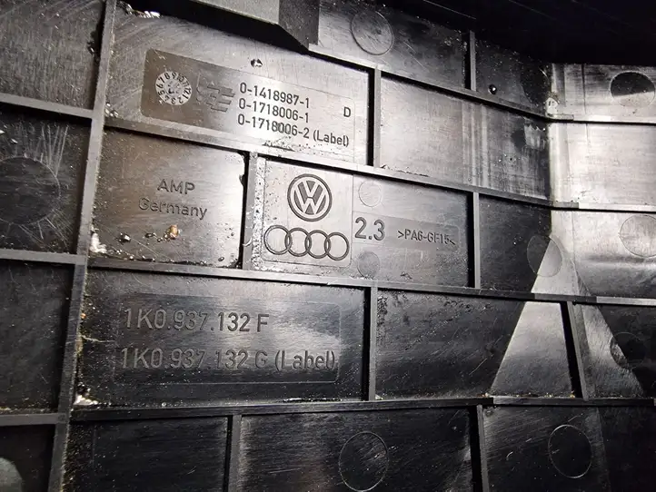 Volkswagen PASSAT B7 (2011 - 2014) 1K0937132F Крышка ящика предохранителей — фото 2