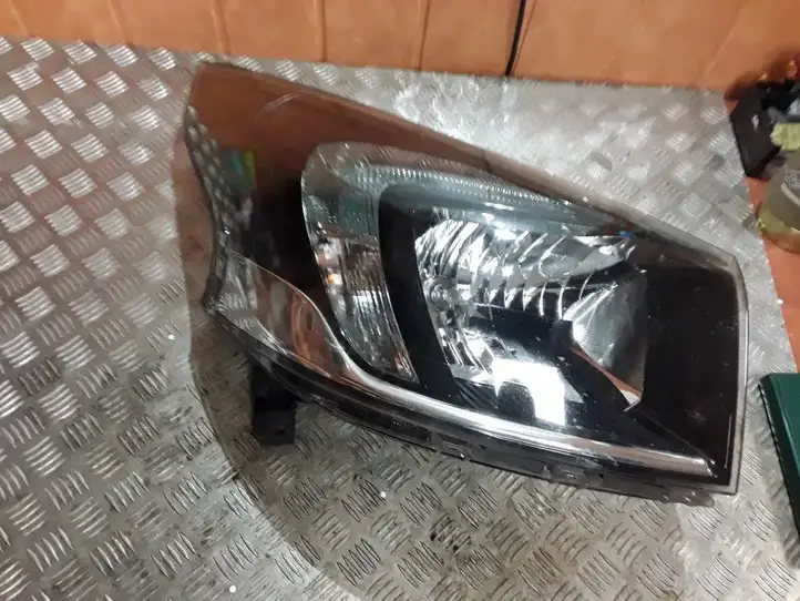 Opel Vivaro (2014 - 2018) 260101200 Передняя фара — фото 1