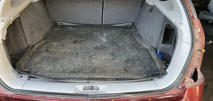 Nissan Primera (2001 - 2008) Резиновый коврик багажника — фото 1