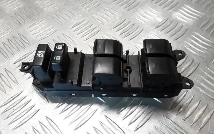 Toyota Verso (2009 - 2012) 8404002110 Блок кнопок стеклоподъемников — фото 2