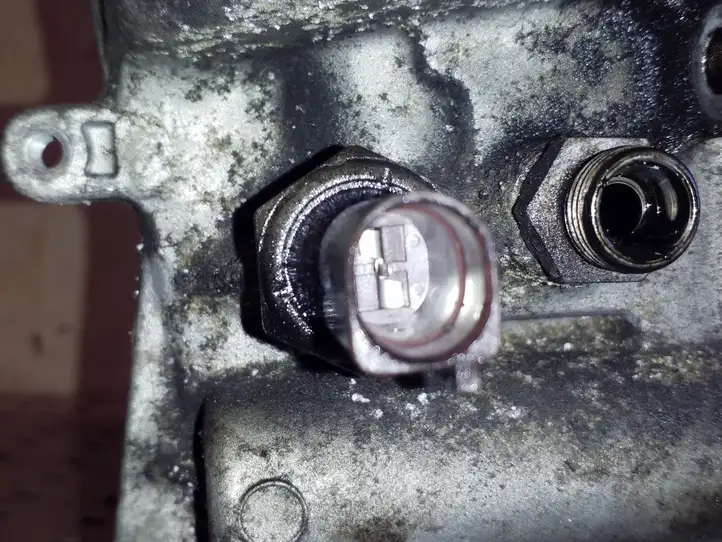 Volkswagen Tiguan (2007 - 2011) 045115389K Кронштейн масляного фильтра — фото 6