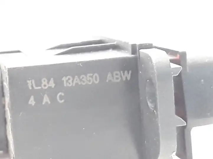 Mazda Tribute (2004 - 2007) YL8413A350ABW Включатель аварийных фонарей — фото 4