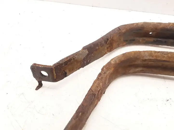 Mazda Tribute (2004 - 2007) Кронштейн топливного бака — фото 3