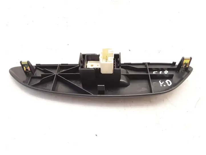 Toyota Yaris (2005 - 2009) Кнопка стеклоподъемников — фото 4